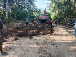 Warga Butur Perbaiki Jalan Rusak Secara Swadaya