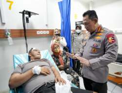 Jenguk Korban Bom Bunuh Diri Polsek Astana Anyar, Kapolri : Tetap Semangat Lindungi Masyarakat