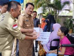 Ridwan Zakariah Serahkan Bantuan BLT BBM Secara Simbolis Kepada Penyandang Disabilitas