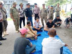 Kadis Perhubunga Buton Utara Tayeb Temui Massa Aksi di Halaman Kantor Sekertariat Daerah