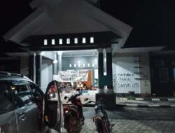 Tunggu Bupati Datang, Massa Aksi Nginap di Kantor Sekertariat Daerah Buton Utara