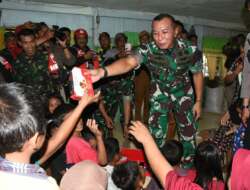 Kunjungi Korban Banjir Menggunakan Perahu Karet, Pangdam XIV/Hsn Bagikan Sembako