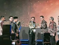 Bupati Butur Ridwan Zakariah Terima Piagam Penghargaan UHC Award