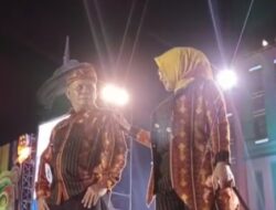 Waw! Penampilan Sekda Butur Bersama Istri “Hipnotis” Ribuan Penonton