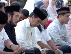 Presiden RI Joko Widodo Bersama Masyarakat Salat Iduladha di Halaman Istana Kepresidenan Yogyakarta 
