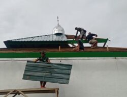 Satgas TMMD Kodim 1429/Butur Lanjutkan Pemasangan Atap Masjid Nurul Iman