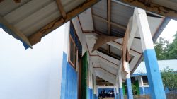 Plafon Sekolah SMPN 3 Kambowa Berlubang dan Rusak