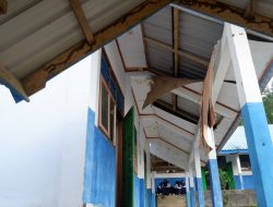 Plafon Sekolah SMPN 3 Kambowa Berlubang dan Rusak