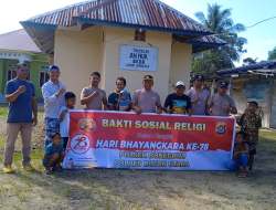 Semangat Hari Bhayangkara ke-78, Polsek Bonegunu Bersihkan dan Bantu Mushola An Nur