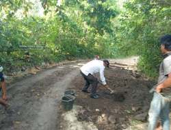 Dedikasi Luar Biasa, Pj. Kades Konde Perbaiki Jalan Rusak dengan Uang Pribadi