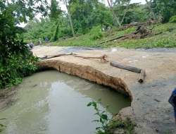Jalan di Kambowa Hampir Putus Akibat Banjir, Warga Meminta Tindakan Cepat dari Pemerintah