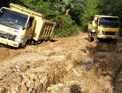 Jalan Provinsi Sultra di Pendakian Dongi Desa Lambale Rusak Parah, Transportasi Lumpuh!