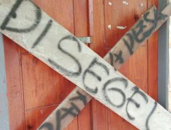 Warga Segel Kantor Desa Maligano Muna, Kades Diduga tak Realisasikan Program 2024