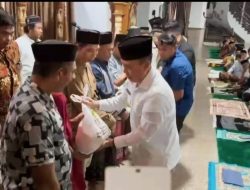 Yayasan ASR Bagi Paket Beras Bagi Warga Kurang Mampu di Kolaka Utara