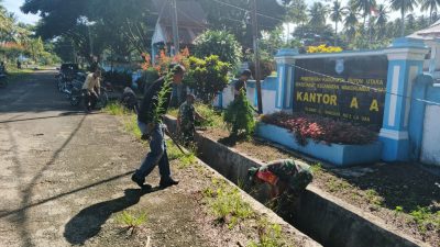 Jaga Kebersihan Lingkungan, Anggota Kodim 1429/Butur Bersama Warga Bersihkan Parit