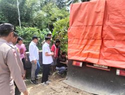 Bupati Butur dan Warga Evakuasi Kendaraan Terperosok di Jembatan Jebol Desa Waculaea