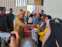 Bupati Buton Utara Serahkan Bantuan untuk 174 KK Terdampak Bencana di Kambowa