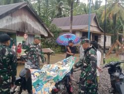 TNI Bantu Warga Terdampak Banjir di Rantegola, Danramil Bonegunu: Membantu Masyarakat adalah Bentuk Pengabdian
