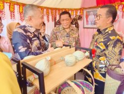 Tikar Kowa-Kowa Buton Utara Curi Perhatian Dirjen Otda