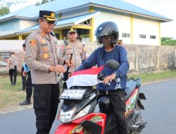 Polres Buton Utara Bagikan Bendera Merah Putih, Teguhkan Cinta Tanah Air Jelang HUT RI ke-80