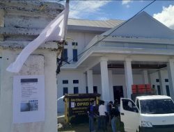 Imbas Legislator Cabul, Komunitas Peduli Anak dan Wanita Somasi dan Pasang Bendera Putih di Kantor PDI dan DPRD Busel