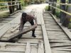Kapolres Buton Utara Perintahkan Kapospam Ops Lilin Nataru Cek dan Lakukan Perbaikan Darurat Jembatan Rusak