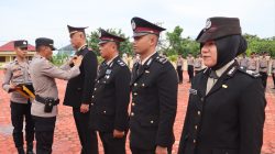 8 Personel Polres Buton Utara Terima Tanda Kehormatan Satyalancana Pengabdian
