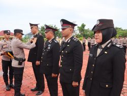 8 Personel Polres Buton Utara Terima Tanda Kehormatan Satyalancana Pengabdian