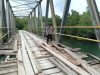 Kapolres Buton Utara Turun Tangan, Perbaiki Sementara Lantai Jembatan Bonegunu yang Ambrol