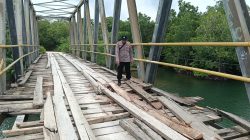 Kapolres Buton Utara Turun Tangan, Perbaiki Sementara Lantai Jembatan Bonegunu yang Ambrol