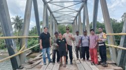 Kapolres Buton Utara AKBP Totok Budi S Gerak Cepat Perbaiki Lantai Jembatan Bonegunu