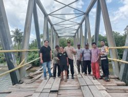 Kapolres Buton Utara AKBP Totok Budi S Gerak Cepat Perbaiki Lantai Jembatan Bonegunu