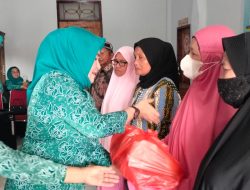 TP PKK Buton Utara Bagikan 60 Paket Sembako untuk Lansia di Kulisusu