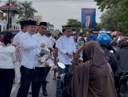 Kejari Muna Bagi-Bagi Ratusan Takjil di Bulan Ramadan