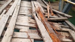 Lantai Jembatan Bonegunu Ambrol, Pengendara Dipaksa Taruhan Nyawa