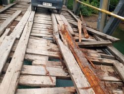 Lantai Jembatan Bonegunu Ambrol, Pengendara Dipaksa Taruhan Nyawa