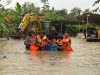 Brimob Polda Sultra Evakuasi Warga Terdampak Banjir di Kendari