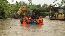 Brimob Polda Sultra Evakuasi Warga Terdampak Banjir di Kendari