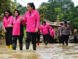 Bhayangkari Sultra Salurkan Bantuan untuk Korban Banjir Kali Wanggu