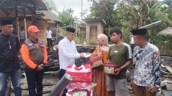 Bupati Buton Utara Serahkan Bantuan kepada Korban Kebakaran di Desa Pongkowulu