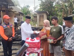 Bupati Buton Utara Serahkan Bantuan kepada Korban Kebakaran di Desa Pongkowulu