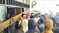 Vendor dan Pekerja Kampung Nelayan Malalanda Segel Kantor Dinas Perikanan Butur, Aksi Sempat Ricuh