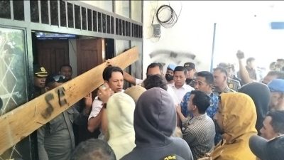 Vendor dan Pekerja Kampung Nelayan Malalanda Segel Kantor Dinas Perikanan Butur, Aksi Sempat Ricuh