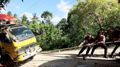 Kapolres Buton Utara Turun Tangan Evakuasi Truk Kecelakaan di Tanjakan Pongkowulu