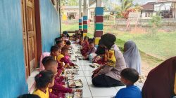 Bhabinkamtibmas Desa Lapodi Pantau Pembagian Makanan Bergizi Gratis untuk Ratusan Siswa