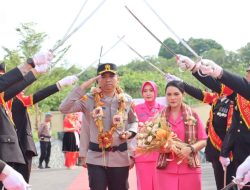 Kapolres Baru Buton Utara AKBP Ida Bagus Kade Sutha Astama Disambut Tradisi Pedang Pora