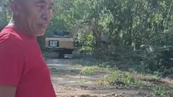 Jalan Kabupaten Muna Rusak Parah, Pengusaha Muna Gomberto Turun Tangan