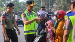 Kapolda Sultra Turun ke Jalan, Atur Lalu Lintas dan Bagikan Helm Gratis di Kendari