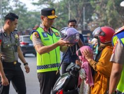 Kapolda Sultra Turun ke Jalan, Atur Lalu Lintas dan Bagikan Helm Gratis di Kendari